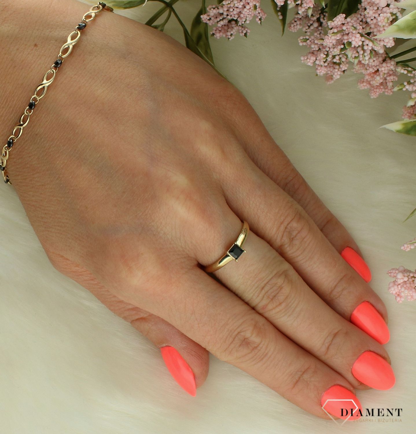 Złoty pierścionek damski 375 z czarną kwadratową cyrkonią PI 7002 375. Złoty pierścionek damski. Złoty pierścionek na prezent. Pierścionek złoty dla kobiety. Złoty pierścionek próby 375. Pierścionek złoty z czarnymi cyrkoniami (1).jpg